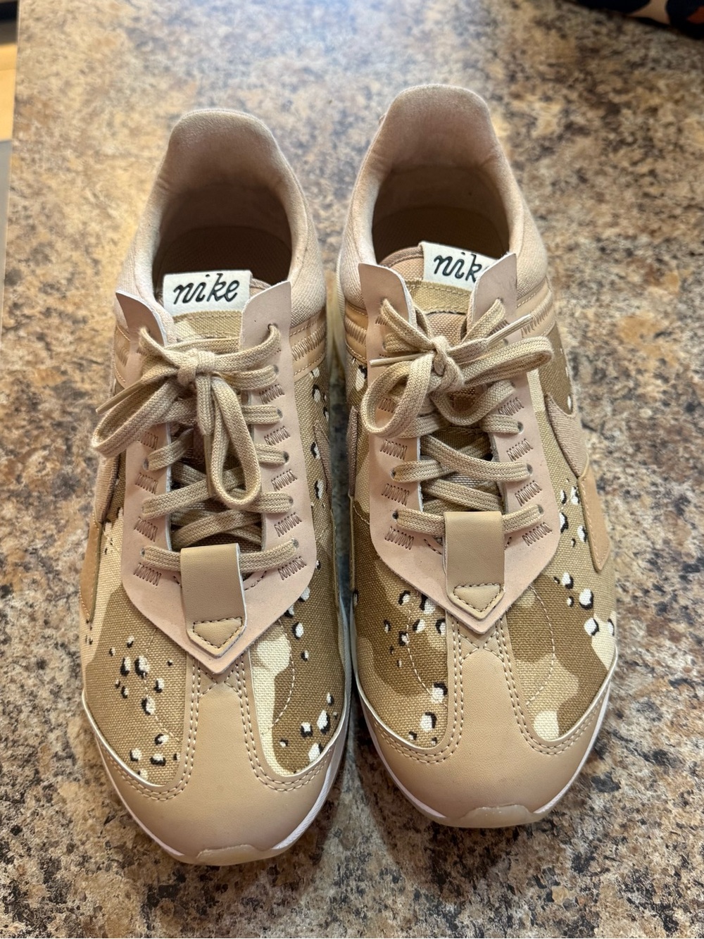 Beige Women's Running Sneakers with Subtle Pattern Nike, like brand new!! - Picture 3 of 7